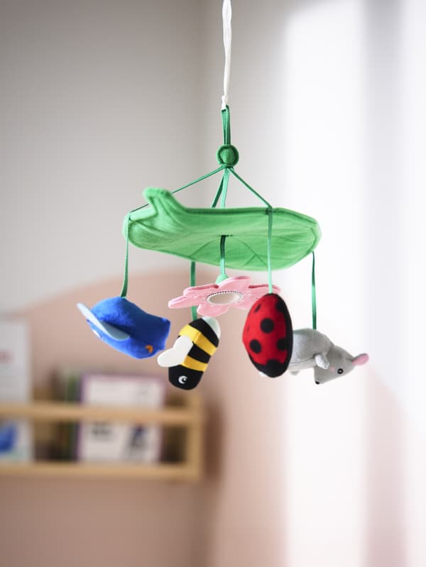 Una giostrina SANDBI appesa in una cameretta.