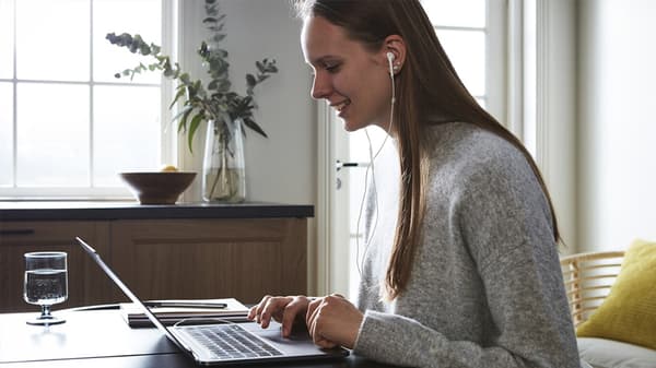 Una giovane donna che sta utilizzando un laptop in videoconferenza