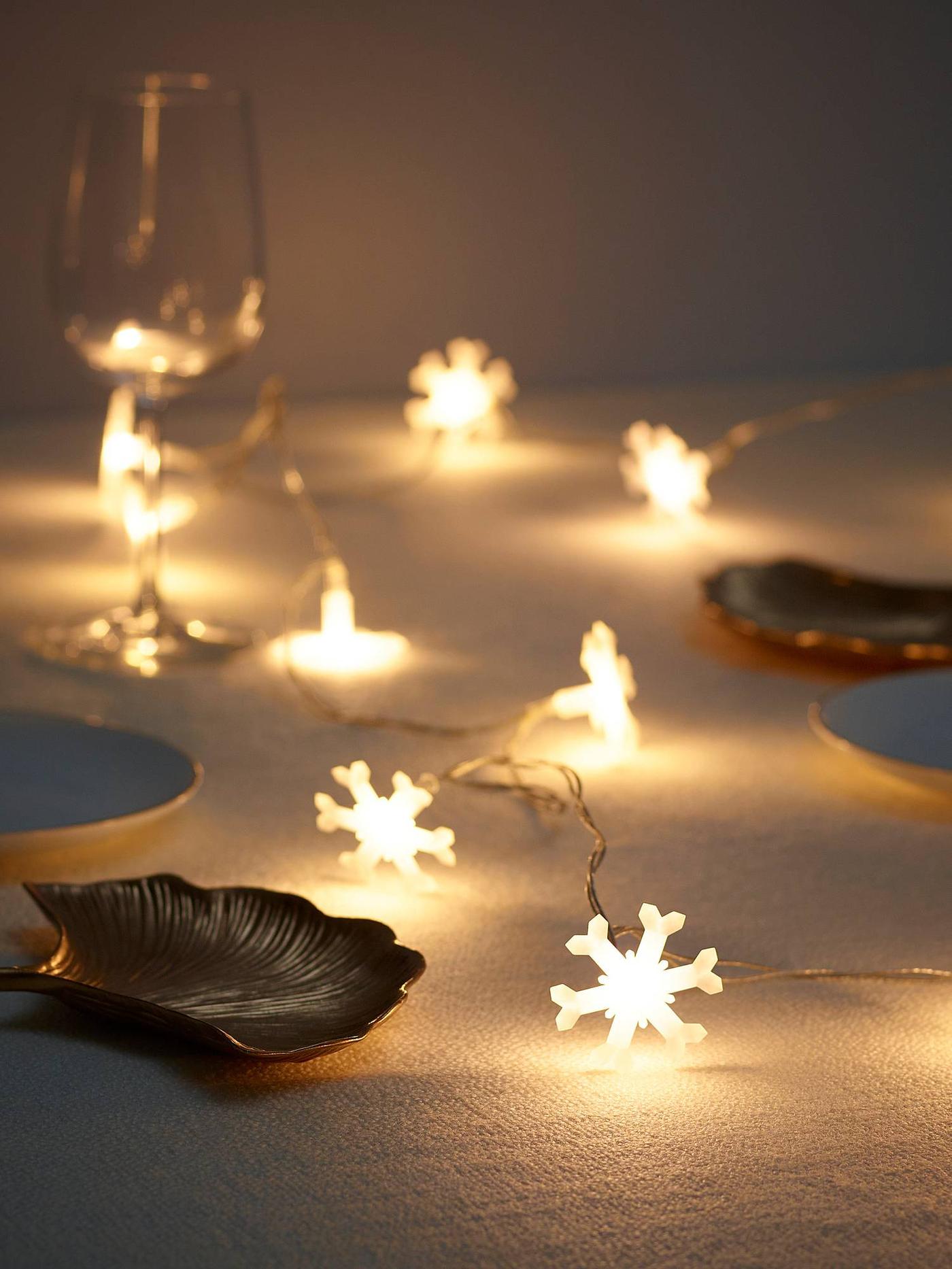 Una guirnalda LED encendida sobre una mesa.