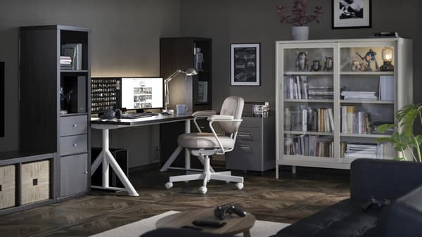 Una habitación con muebles de escritorio de la serie IDÅSEN de IKEA con escritorio, silla y muchos estantes.