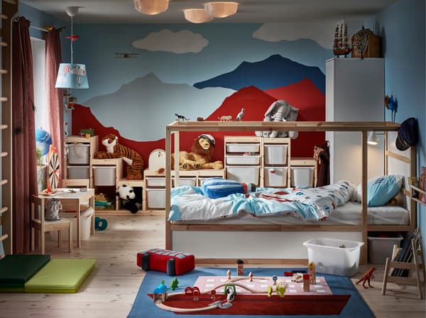 Una habitación infantil con cajones TROFAST y artículos IKEA