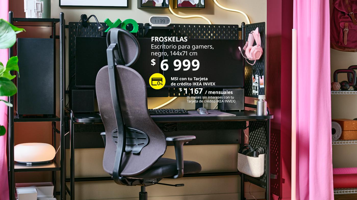 Una habitación luminosa y colorida con una silla gaming UTKLASSNING en antracita y negro, junto a un escritorio gaming FRÖSKELÅS negro.