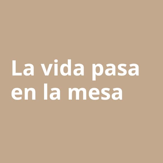 Una imagen beige con el texto "La vida pasa en la mesa" en color blanco.