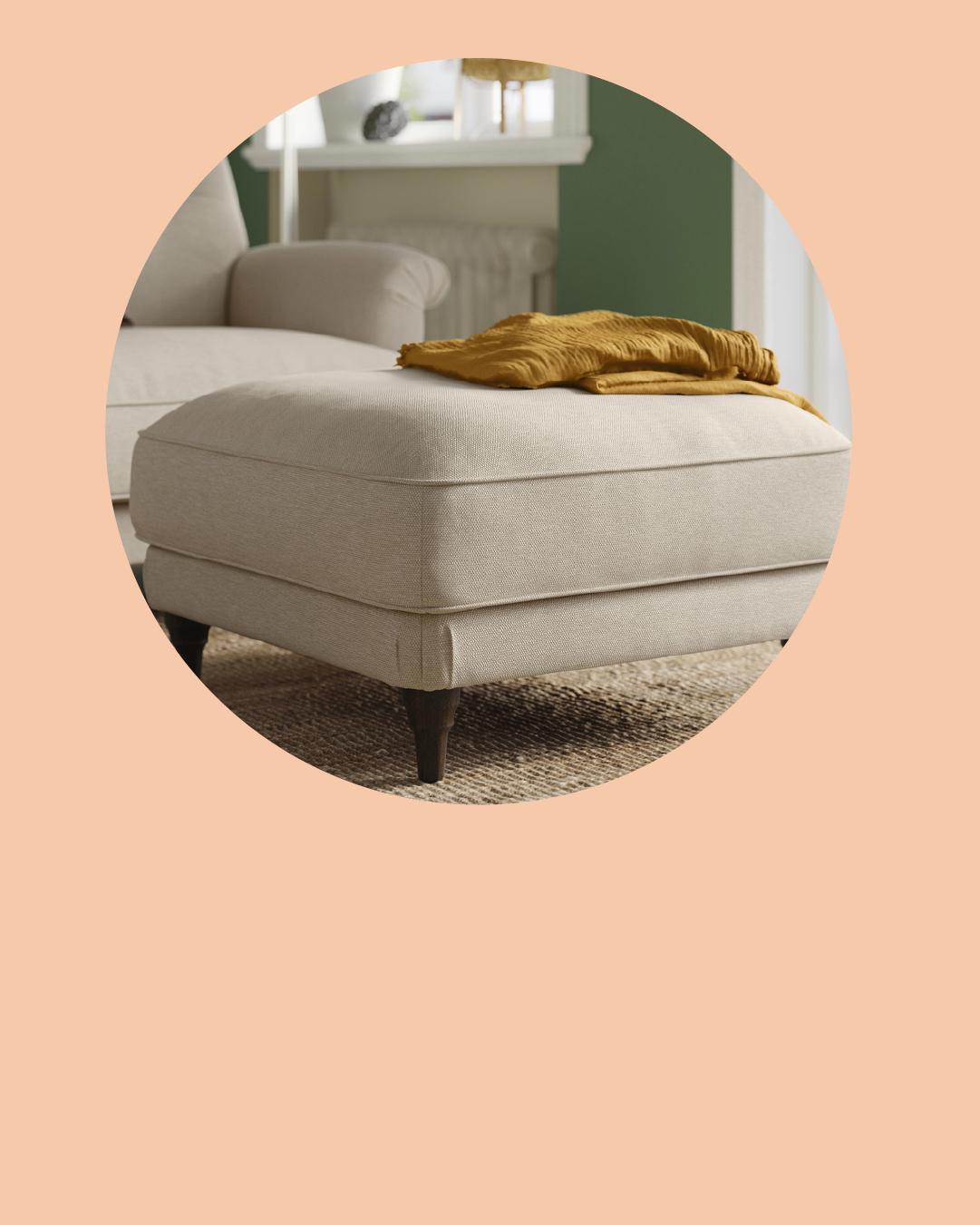 Una imagen damasco conun círculo al medio y un apoyapiés frente a un sofá.