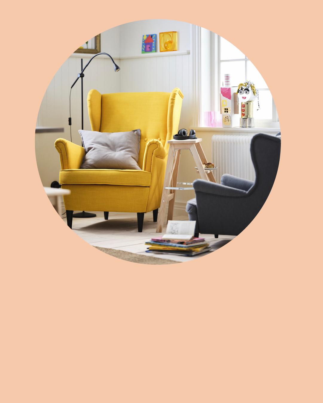 Una imagen damasco conun círculo al medio y un sillón amarillo con un cojín encima y al costado una lámpara de pie.