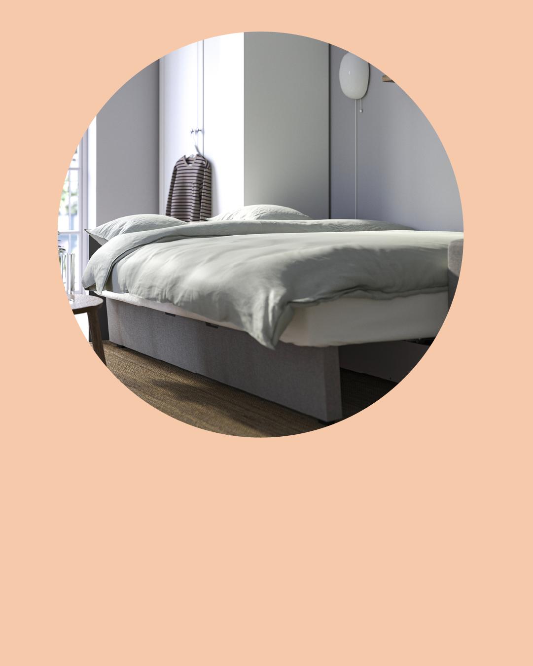 Una imagen damasco conun círculo al medio y un sofá cama extendido.