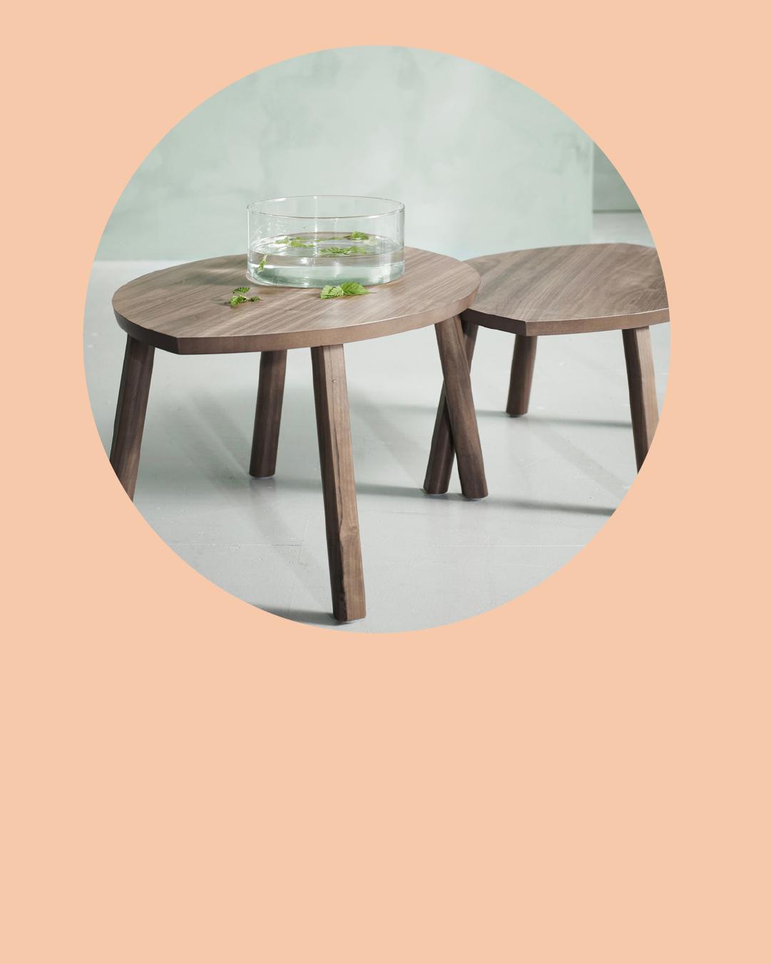 Una imagen damasco conun círculo al medio y una mesa de centro de madera con un florero encima.