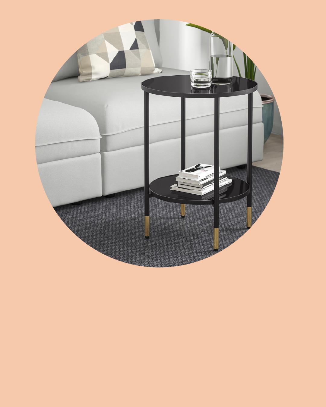 Una imagen damasco conun círculo al medio y una mesa lateral redonda frente a un sofá.