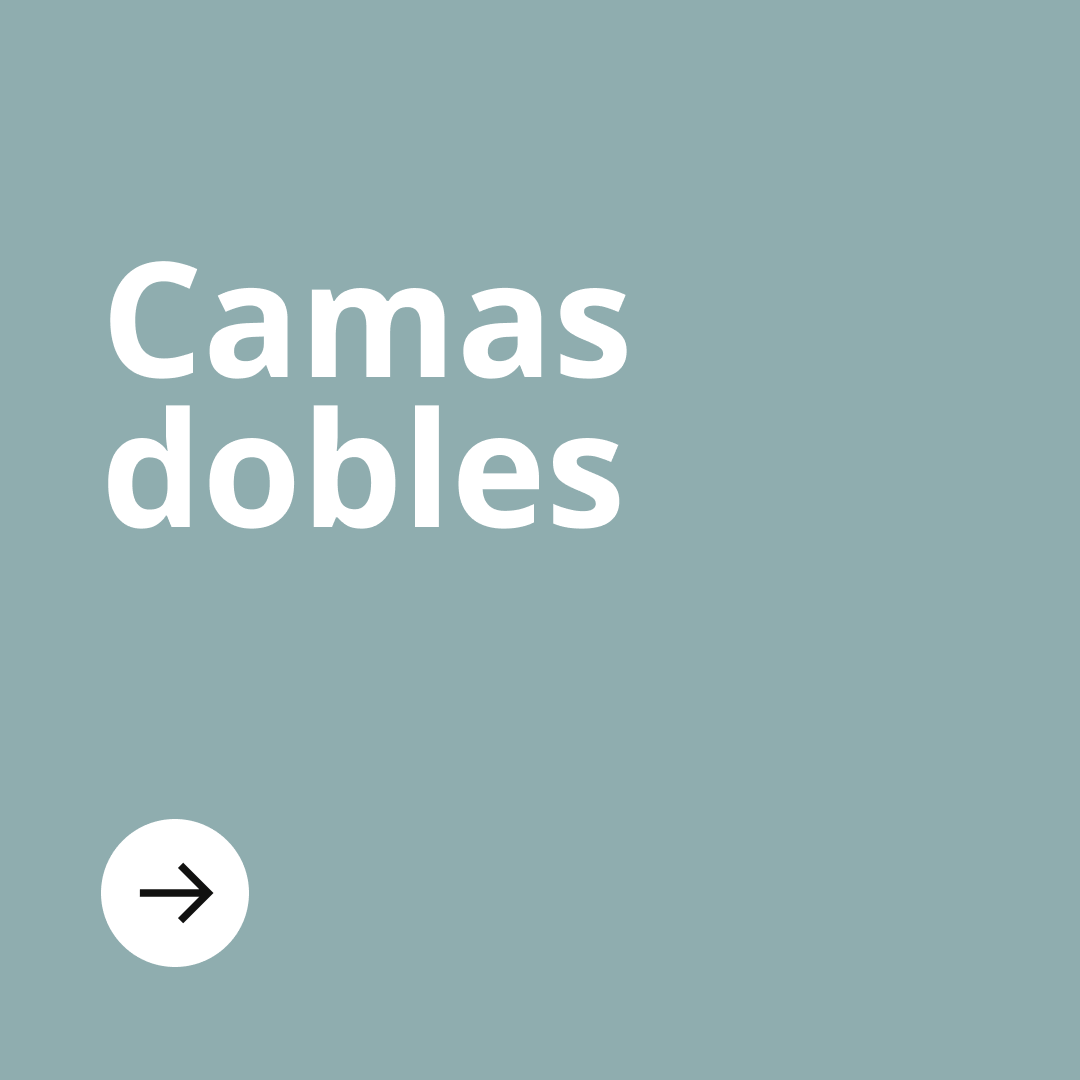 Una imagen de fondo celeste con el texto "camas dobles" y en la parte inferior un círculo blanco con una flecha negra.