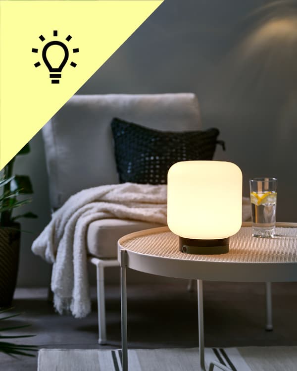 Una lámpara LED sobre una mesa lateral en una sala.
