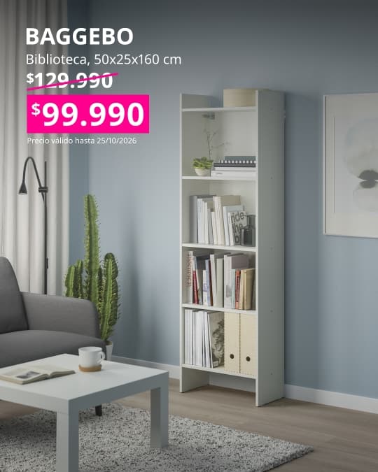 Una librería BAGGEBO blanca en la sala de estar.