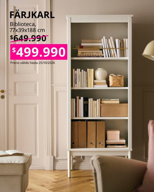 Una librería FÄRJKARL con libros en una sala.