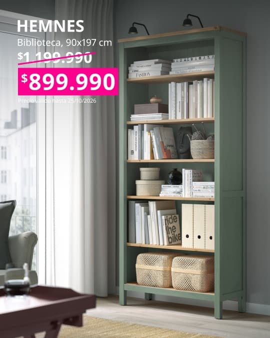 Una librería HEMNES teñida en gris verdoso y marrón claro en la sala de estar.