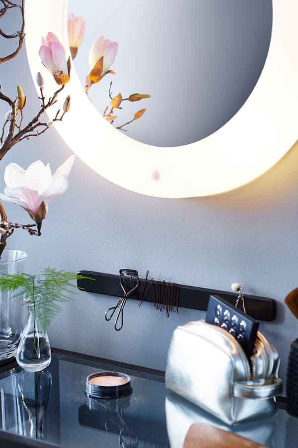 Una lista magnetica è utile per appendere gli accessori per i capelli - IKEA