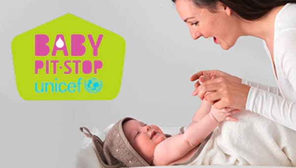 Una mamma che sorride ad un neonato e la scritta 