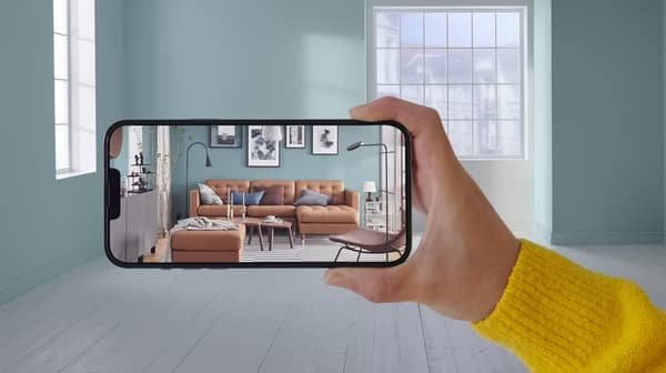 una mano che regge uno smartphone con il pianificatore per la casa di IKEA