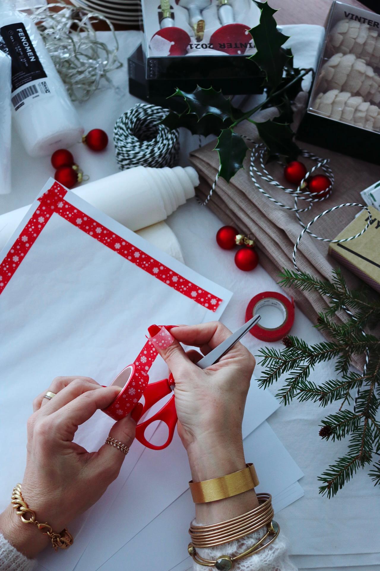 Una mano di donna incolla un pezzo di carta velina bianca.