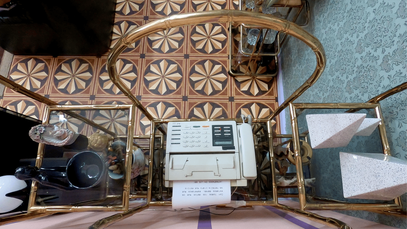 Una máquina de fax en un mueble noventero en una casa antigua