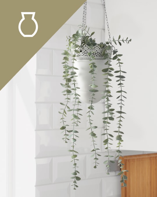 Una matera colgante con una planta artificial de IKEA.
