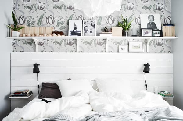 Una mensola personalizzata aggiunge carattere alla camera da letto di Sara.
