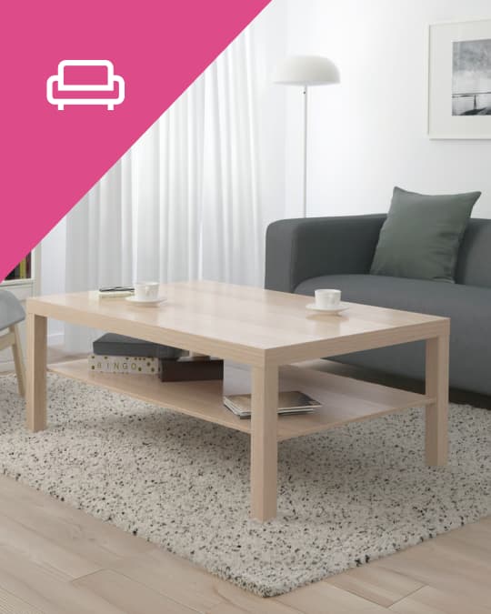 Una mesa de centro rectangular frente a un sofá en una sala.