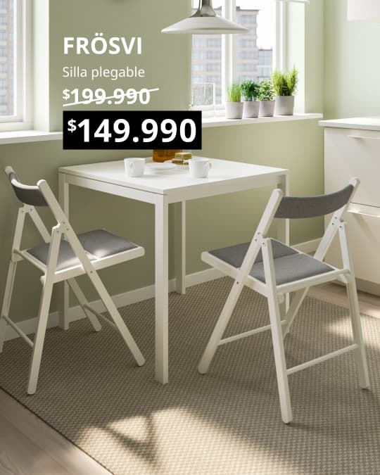 Una mesa de comedor cuadrada blanca con dos sillas plegables FRÖSVI