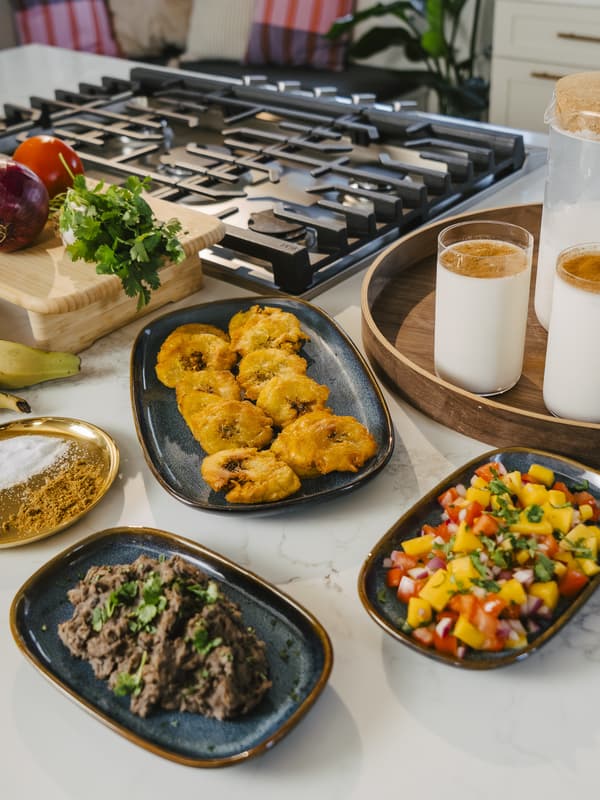 Una mesa de comida latina servida