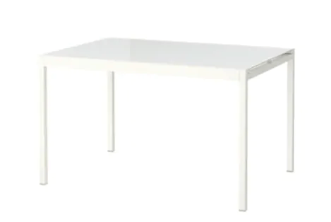 Una mesa de vidrio blanca sobre un fondo blanco.