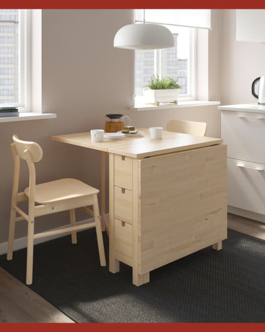 Una mesa extensible de madera con una silla de madera.