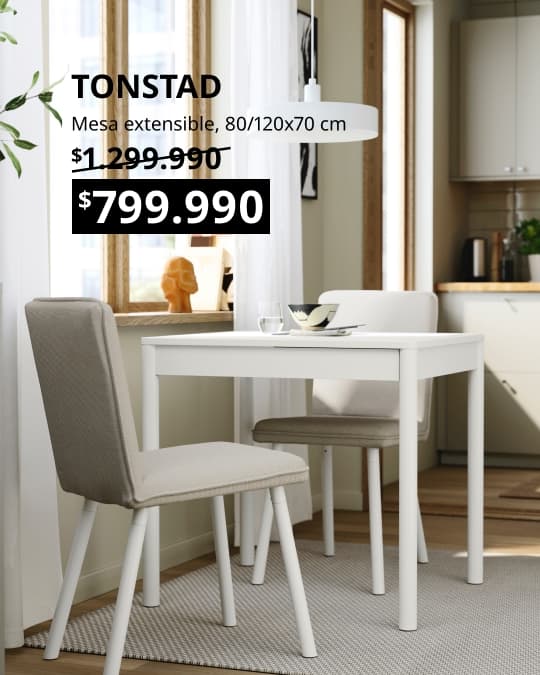 Una mesa extensible TONSTAD con dos sillas tapizadas.