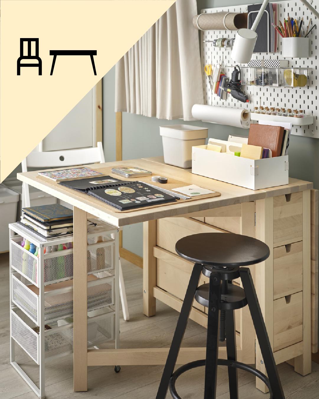 Una mesa extensible y en la parte superior izquierda de la imagen un tríangulo amarillo con íconos de comedor.