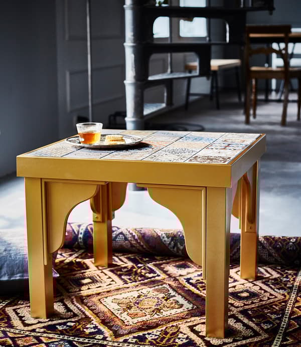 Una mesa IKEA LACK transformada en un mueble vintage.