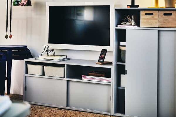 Una mesa para televisor  SPIKSMED gris.