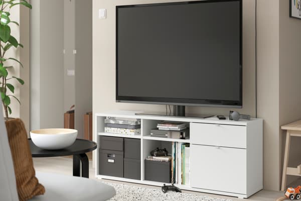 Una mesa para televisor VILHALS blanca con puertas correderas.