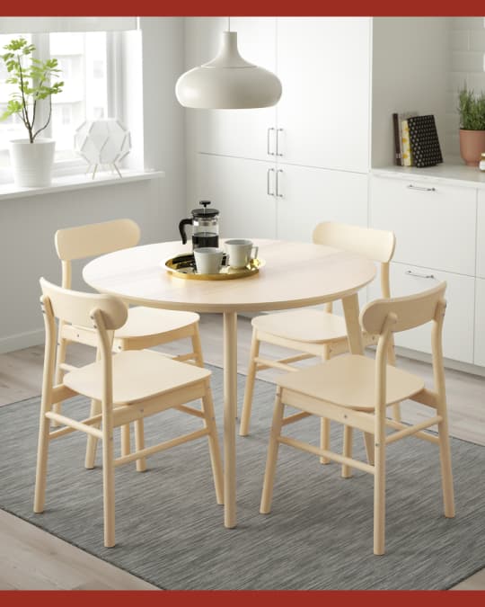 Una mesa redonda de madera con 4 sillas de madera.