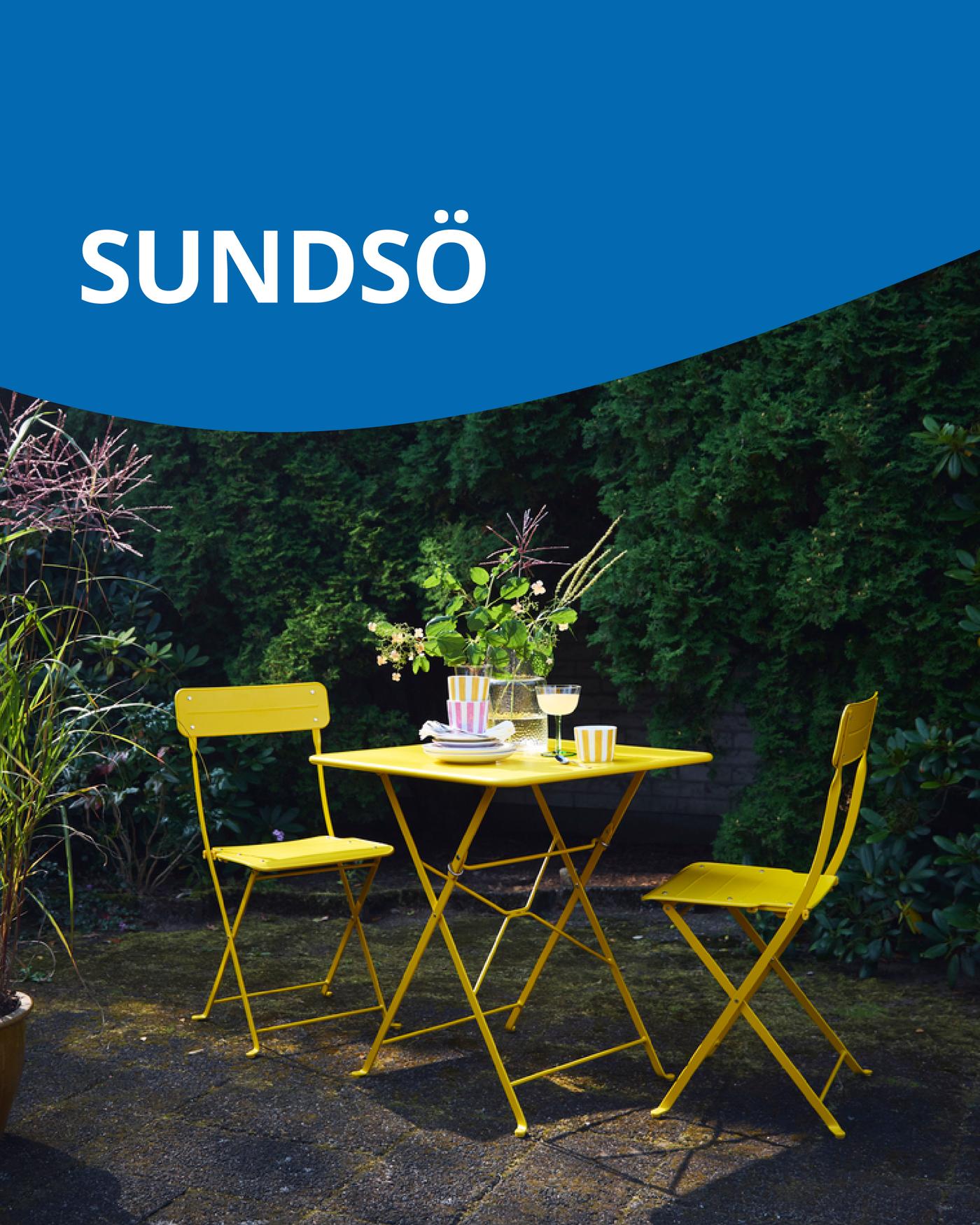 Una mesa y dos sillas amarillas de terraza SUNDSÖ.
