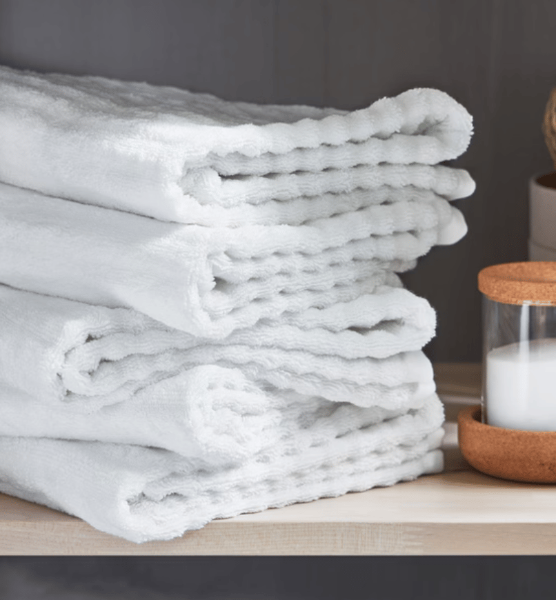 Una montón de toallas blancas dobladas con el método clásico.