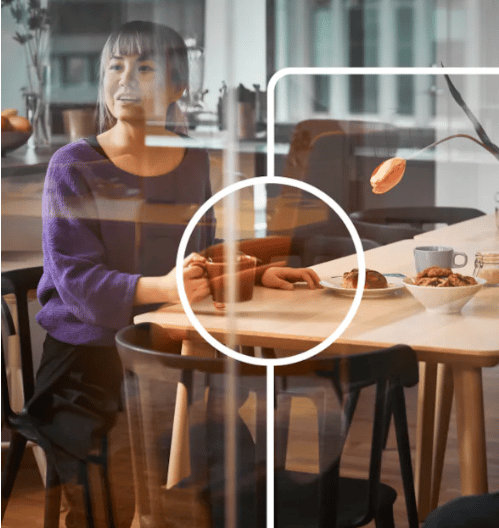 Una mujer sentada en un escritorio junto a una computadora