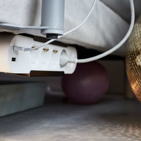Una multipresa a 4 uscite KOPPLA sotto il divano letto.