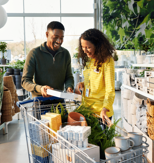 Una pareja sonriendo en una tienda IKEA.