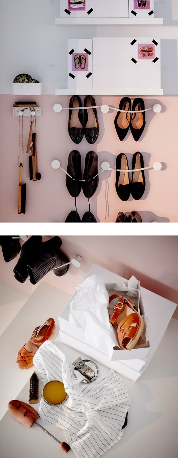 Una parete con delle corde elastiche bianche tese usati come portascarpe. Ci sono stivaletti, scarpe col tacco e anche diversi accessori per la pulizia come vernici e spazzole. 
