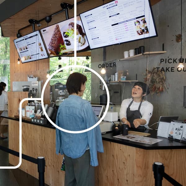 Una persona acquista un caffè in un bar. Intorno alla sua testa è disegnato un cerchio da cui parte una linea.