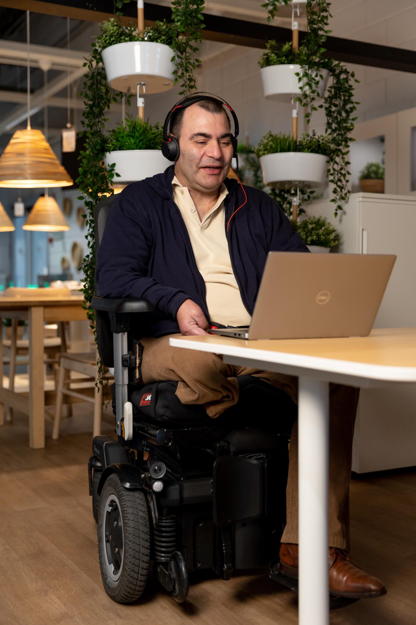 Una persona alla scrivania mentre sta facendo un colloquio in videoconferenza con un laptop.