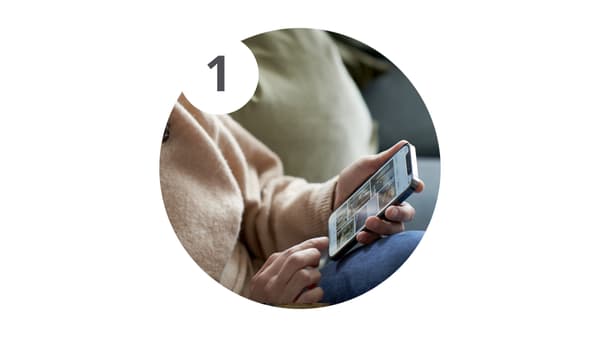 Una persona che sta utilizzando uno smartphone