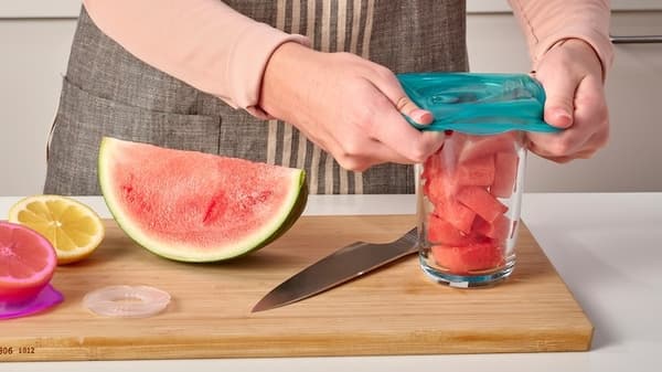 una-persona-coloca-una-tapa