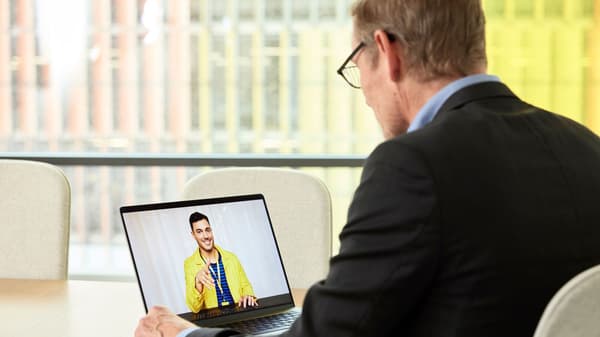 Una persona in giacca e cravatta in ufficio in videoconferenza per un progetto IKEA for Business con un esperto di IKEA.