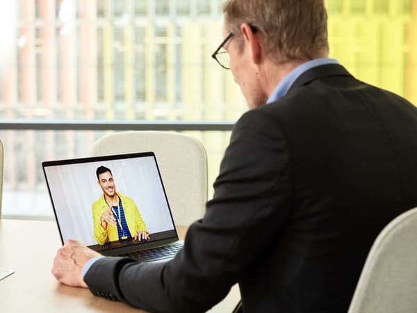 Una persona in giacca e cravatta in ufficio in videoconferenza per un progetto IKEA for Business con un esperto di IKEA