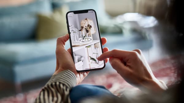 Una persona sta utilizzando un telefono per acquistare prodotti IKEA.