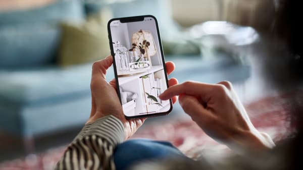 Una persona sta utilizzando un telefono per acquistare prodotti IKEA.