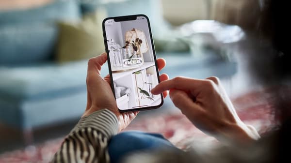 Una persona sta utilizzando un telefono per acquistare prodotti IKEA.